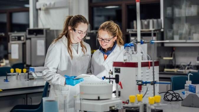 Zwei Schülerinnen der University of Limerick arbeiten gemeinsam im Labor an wissenschaftlichen Geräten.