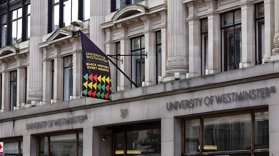 Das Gebäude der University of Westminster ist mit Fahnen und Bannern geschmückt.