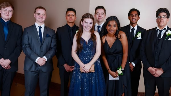 Eine Gruppe formell gekleideter Personen auf einer Veranstaltung der Unley High School.