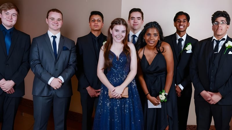 Eine Gruppe formell gekleideter Personen auf einer Veranstaltung der Unley High School.