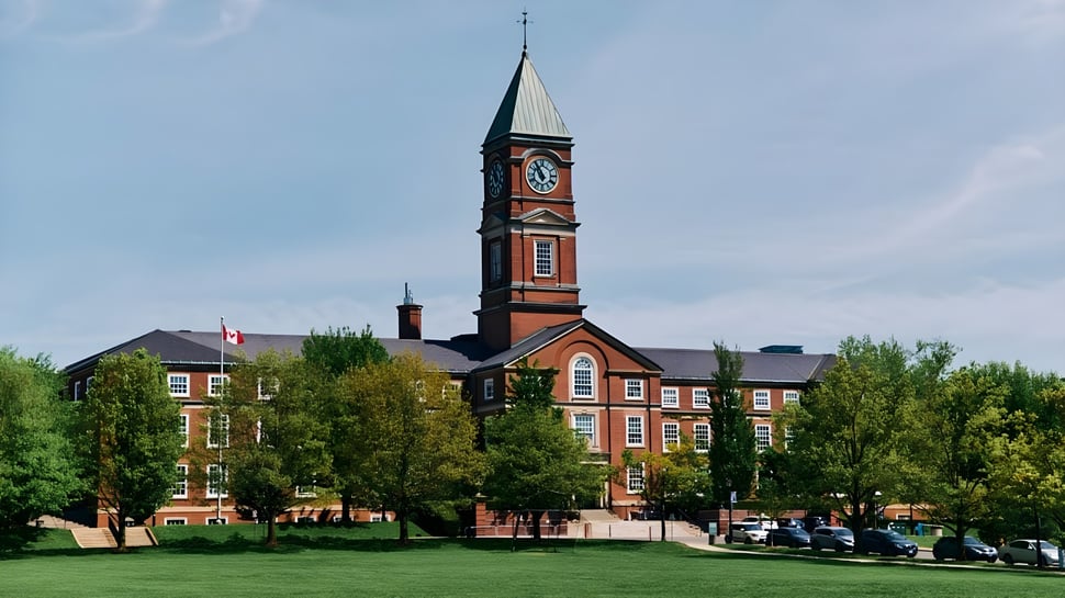 Das Upper Canada College zeigt ein Backsteingebäude mit hohem Uhrenturm in einem baumbestandenen Park.