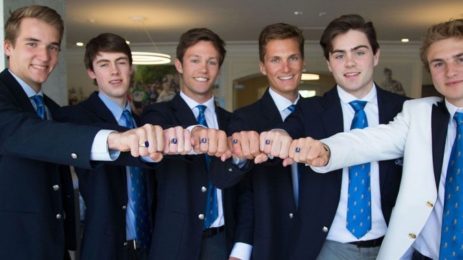 Eine Gruppe von Schülern des Upper Canada College steht in formeller Kleidung zusammen und zeigt Teamwork in einem Büroraum.