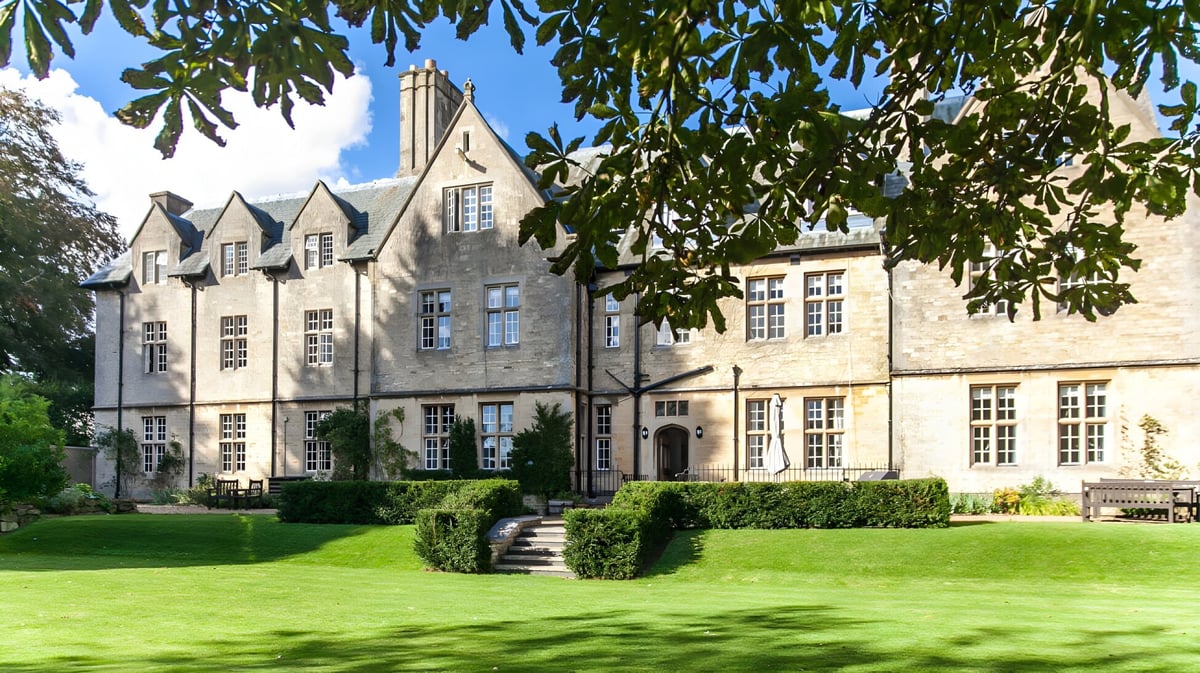 Das historische Herrenhaus auf dem Gelände der Uppingham School ist von gepflegten Gärten und einer grünen Rasenfläche umgeben.