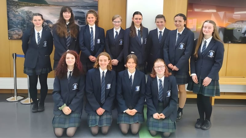 Eine Gruppe Schülerinnen und Schüler des Ursuline College Sligo posiert mit Landschaft im Hintergrund.