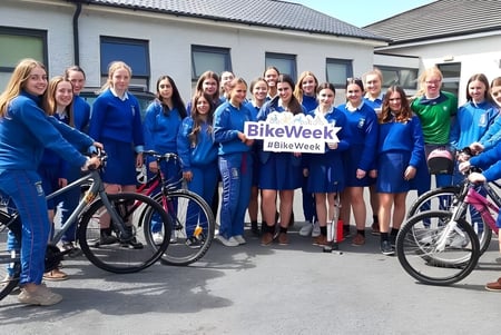 Schülerinnen der Ursuline Secondary School Thurles stehen mit Fahrrädern vor einem Gebäude bei der Aktion BikeWeek.