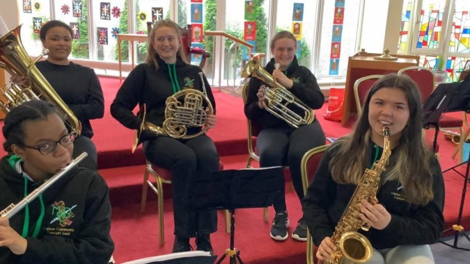 Eine Gruppe von Musikern spielt Blasinstrumente in einem farbenfrohen Raum auf dem Campus der Ursuline Secondary School in Cork.
