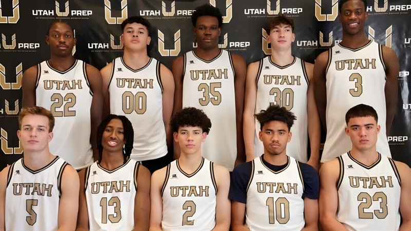 Eine Gruppe von jungen Basketballspielerinnen und -spielern der Utah Prep Academy posiert vor einem Logo-Hintergrund.