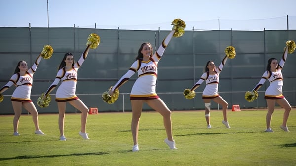 Eine Gruppe Cheerleader führt eine Choreografie auf dem Sportplatz der Valley Christian High School auf.