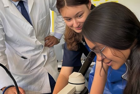 Ein Arzt und eine Patientin betrachten gemeinsam etwas auf dem Computerbildschirm auf dem Campus der Valley View Secondary.