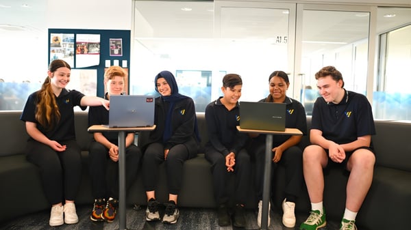 Eine Gruppe Schüler der Valley View Secondary arbeitet gemeinsam an Laptops in einem Klassenraum.