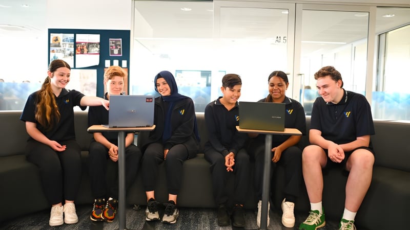 Eine Gruppe Schüler der Valley View Secondary arbeitet gemeinsam an Laptops in einem Klassenraum.