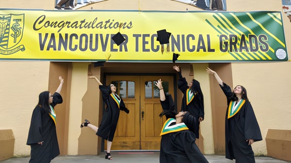 Absolventen der Vancouver Technical Secondary School feiern ihre Abschlussfeier in schwarzen Talaren und Hüten.