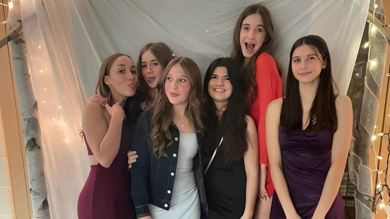 Eine Gruppe von Schülerinnen des Vankleek Hill Collegiate Institute posiert vor einem weißen Vorhang.