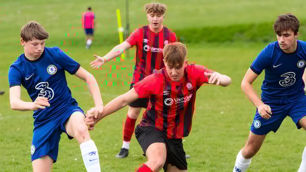 Schüler des Varndean College spielen ein Fußballspiel auf dem Sportplatz.