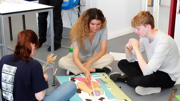 Eine Gruppe Schüler arbeitet gemeinsam an einer Aktivität an einem Tisch am Varndean College.