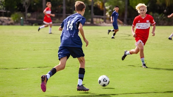 Zwei Fußballspieler auf dem Spielfeld während eines Trainings auf dem Campus von Varsity College.