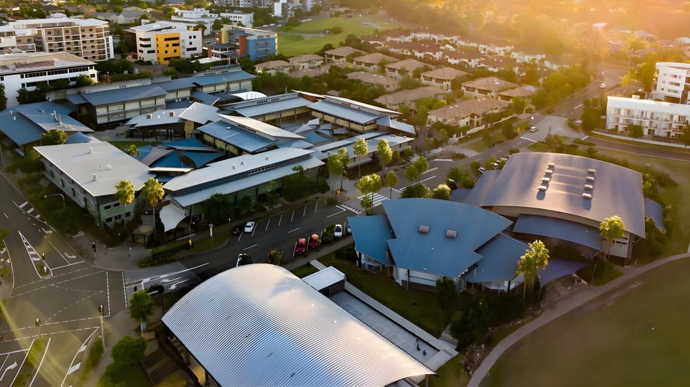 Eine urbane Landschaft mit moderner und traditioneller Architektur bei Sonnenuntergang nahe dem Varsity College.