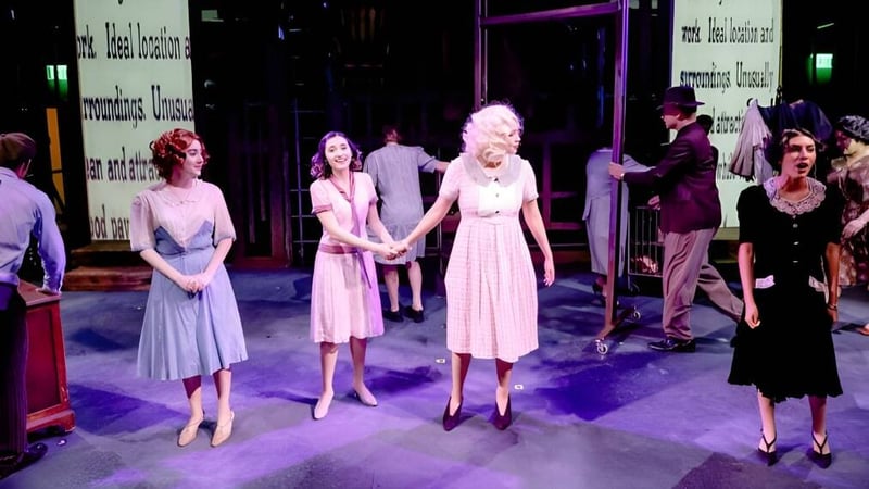 Eine Gruppe von hauptsächlich weiblichen Schülerinnen steht auf der Bühne im Ventura County Community College District bei einer Theateraufführung.