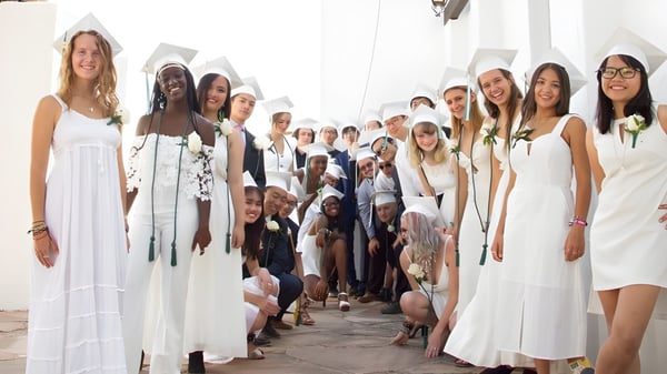Eine Gruppe vielfältiger Schülerinnen der Verde Valley School versammelt sich in einem hellen Studio mit weißen Wänden.