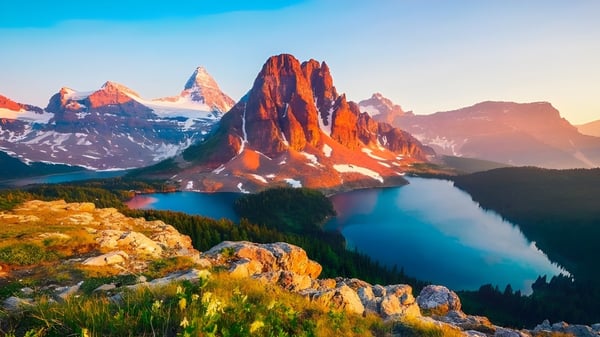 Berglandschaft mit schneebedeckten Gipfeln und See in der Nähe der Vernon Secondary School.