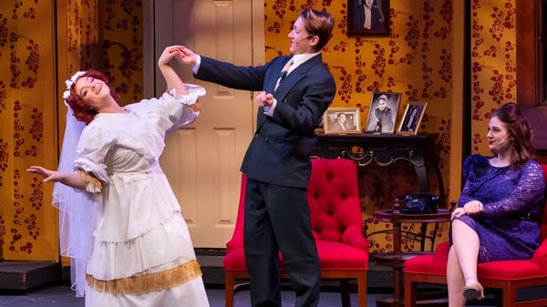 Schüler des Vernon Township High School tanzen im festlich dekorierten Saal während eines formellen Tanzabends.