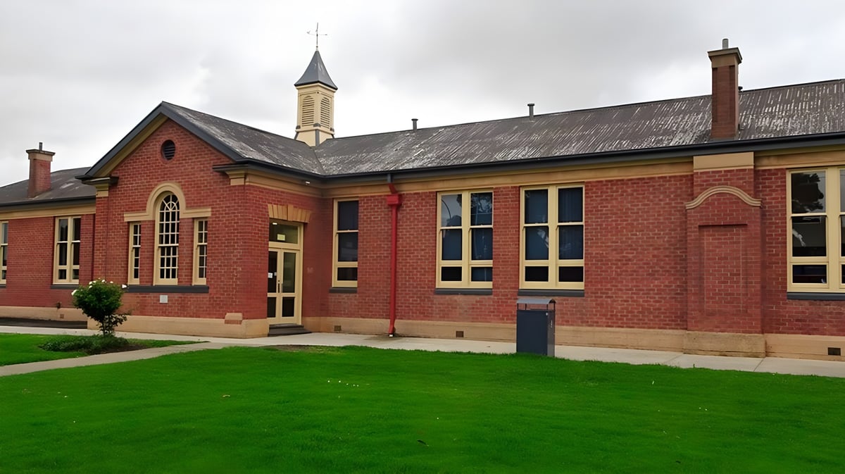 Das rote Backsteingebäude mit hohem Turm steht auf dem Gelände der Victor Harbor High School.