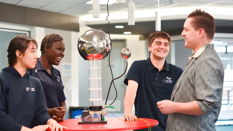 Vier Personen führen eine Arbeitsbesprechung auf dem Campus der Victor Harbor High School.
