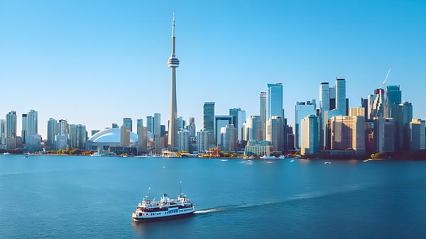 Blick auf die Stadt mit Wolkenkratzern und einer Fähre im Vordergrund nahe dem Victoria Park Collegiate Institute.