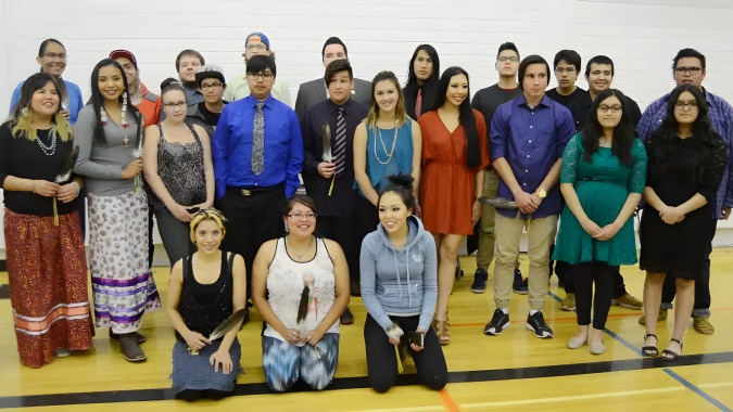 Eine Gruppe von Schülerinnen und Schülern steht in der Sporthalle der Victoria Park High School.