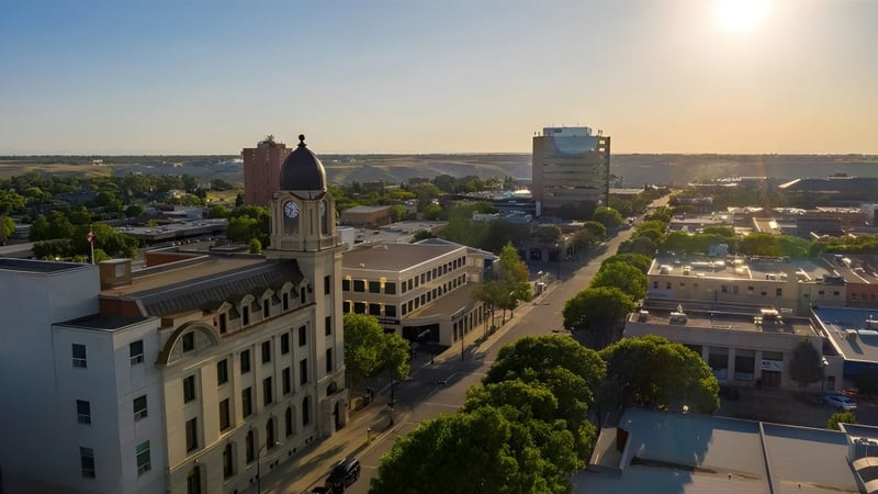 Blick auf die Stadtlandschaft mit historischen und modernen Gebäuden in der Nähe von Victoria Park High School bei Sonnenuntergang.
