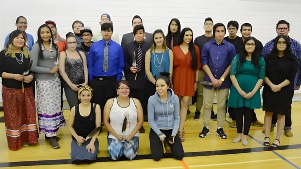 Eine Gruppe von Schülerinnen und Schülern steht gemeinsam in der Sporthalle der Victoria Park High School.