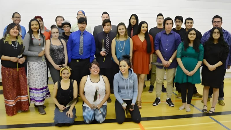 Eine Gruppe von Schülerinnen und Schülern steht gemeinsam in der Sporthalle der Victoria Park High School.