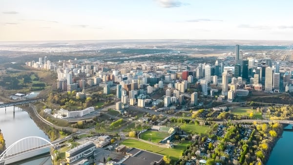 Blick auf die urbane Landschaft mit Wolkenkratzern und Grünflächen in der Nähe der Victoria School of the Arts.