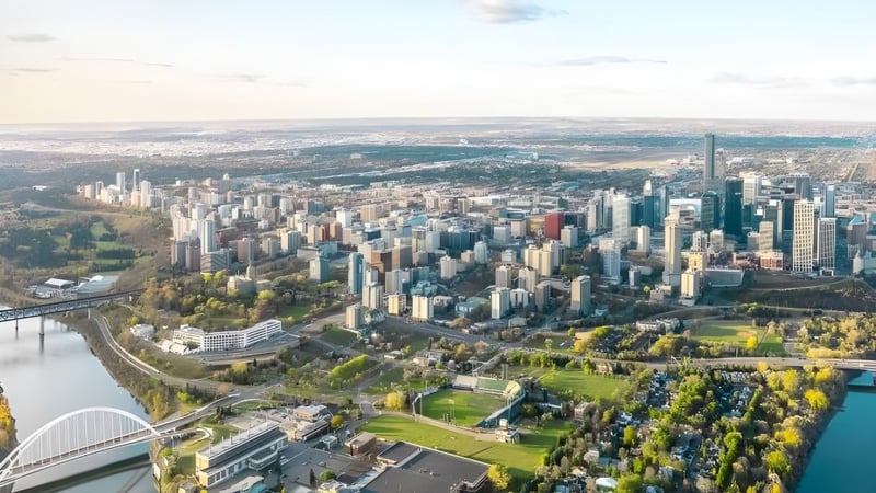 Blick auf die urbane Landschaft mit Wolkenkratzern und Grünflächen in der Nähe der Victoria School of the Arts.