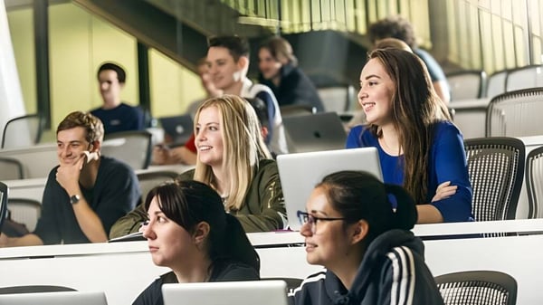 Eine Gruppe von Schülern diskutiert gemeinsam in einem Klassenraum der Victoria University of Wellington.