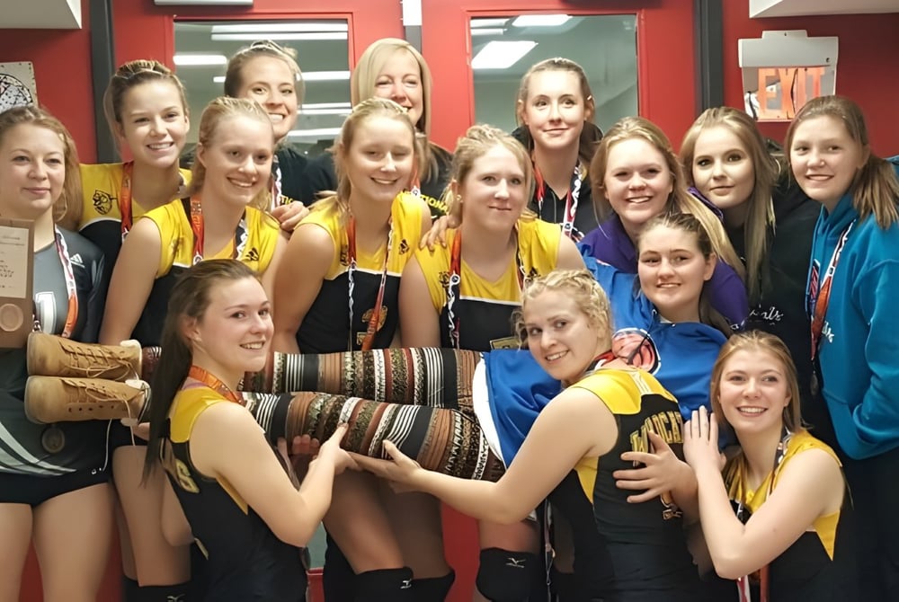 Eine Gruppe junger Frauen in sportlicher Kleidung versammelt sich in der Umkleide der Viking School.