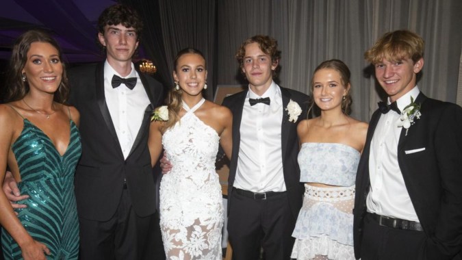 Eine Gruppe von Schülerinnen und Schülern der Villiers School in festlicher Kleidung bei einer formellen Veranstaltung.