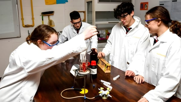 Eine Gruppe von Schülerinnen und Schülern der Villiers School untersucht wissenschaftliche Geräte im Labor.