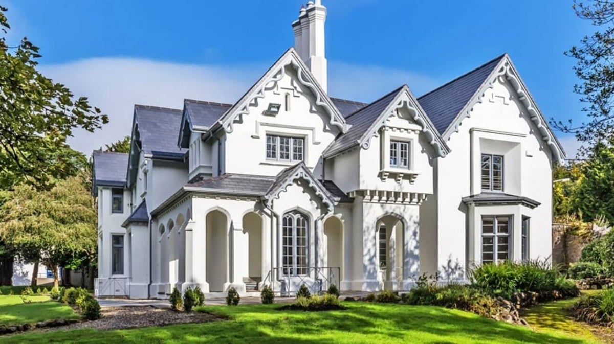 Das weiße prächtige Herrenhaus steht auf dem Gelände der Villiers School umgeben von gepflegtem Rasen und grüner Vegetation.