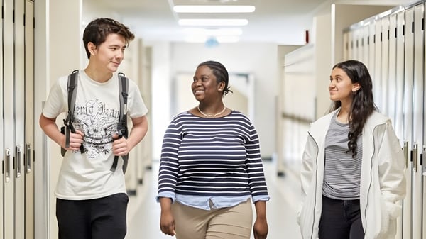 Drei Schülerinnen und Schüler gehen gemeinsam im Flur des Institut Collégial Vincent Massey Collegiate.