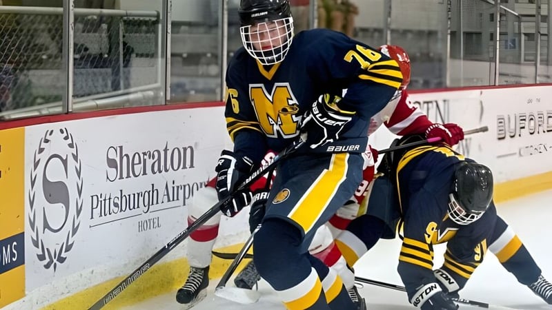 Ein Hockeyspieler der Vincent Massey Secondary School steht auf dem Eisfeld mit der Nummer 12 auf dem Rücken.
