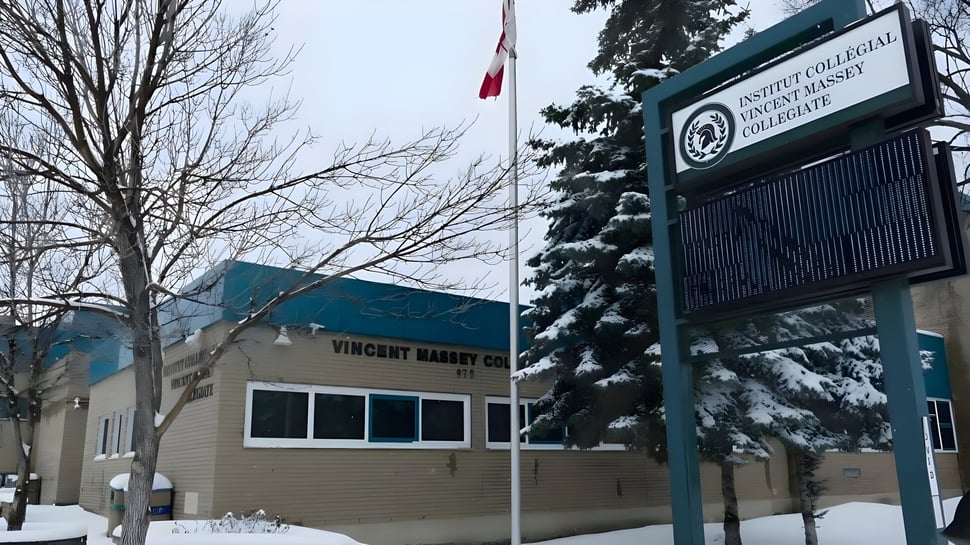 Das Institut Collégial Vincent Massey Collegiate zeigt ein Gebäude umgeben von schneebedeckter Landschaft mit einer kanadischen Flagge im Vordergrund.