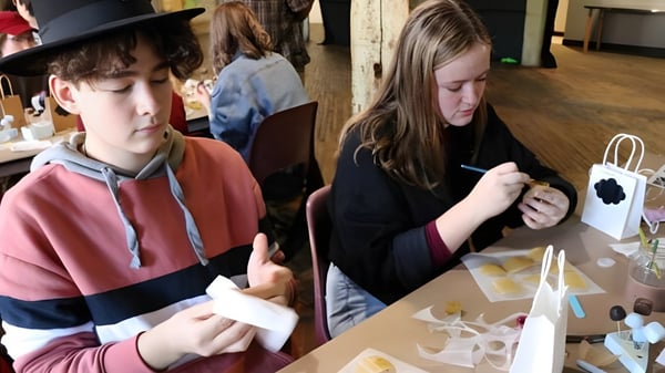 Zwei Schülerinnen und Schüler der Vincent Massey Secondary School arbeiten gemeinsam an einer Bastelaufgabe in einem Klassenraum.