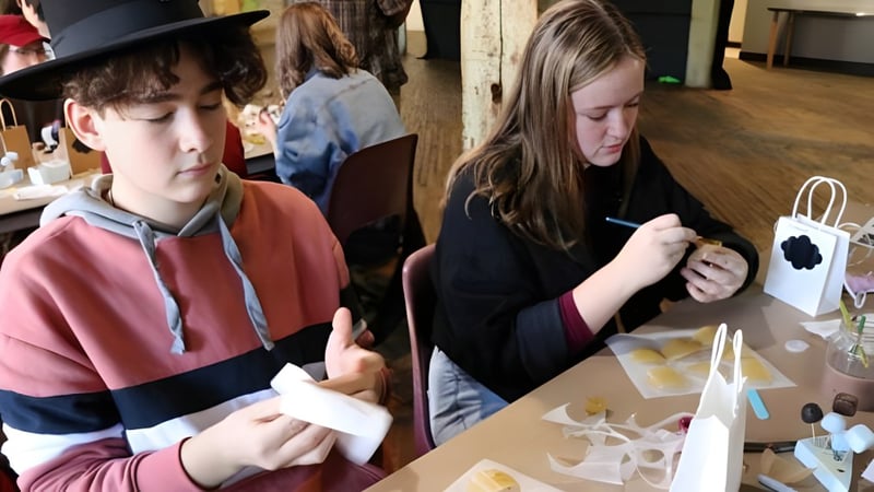 Zwei Schülerinnen und Schüler der Vincent Massey Secondary School arbeiten gemeinsam an einer Bastelaufgabe in einem Klassenraum.