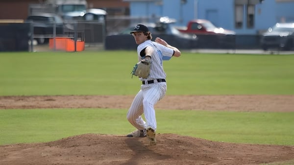 Ein Baseballspieler bereitet sich auf dem Pitcher's Mound im Stadion des Virginia Beach City Public School District auf einen Wurf vor.