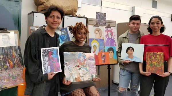 Eine Gruppe von Schülern zeigt ihre vielfältigen Kunstwerke im Kunststudio des Virginia Beach City Public School District.