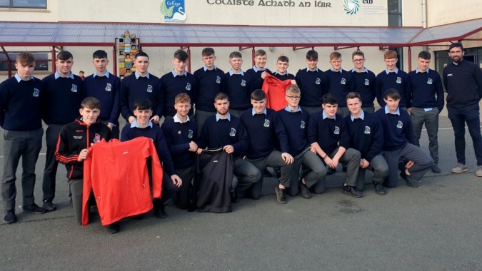 Eine Gruppe von Schülerinnen und Schülern steht vor dem Gebäude des Virginia College in einheitlicher Schuluniform.