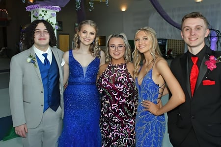 Eine Gruppe von fünf Schülerinnen und Schülern des Virginia College posiert in festlicher Kleidung bei einer besonderen Veranstaltung.