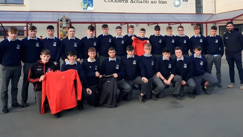 Eine Gruppe von Schülern in Uniform posiert vor einem Gebäude auf dem Campus des Virginia College.