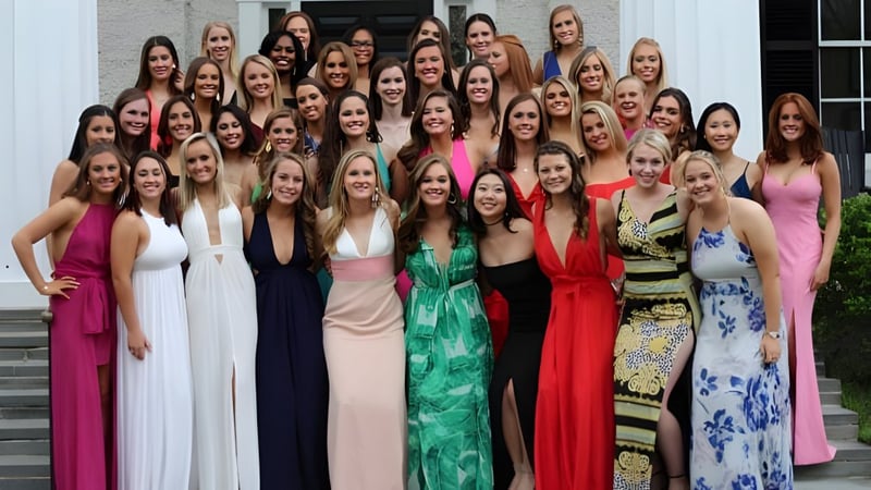 Eine Gruppe junger Frauen in farbenfrohen Kleidern steht auf der Treppe vor einem Gebäude der Virginia Episcopal School.